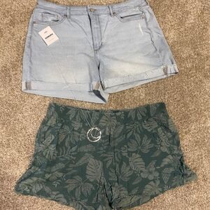 Sonoma Goods For Life Curvy Jean Shorts Tropical Flowy Leaf Shorts Necklace